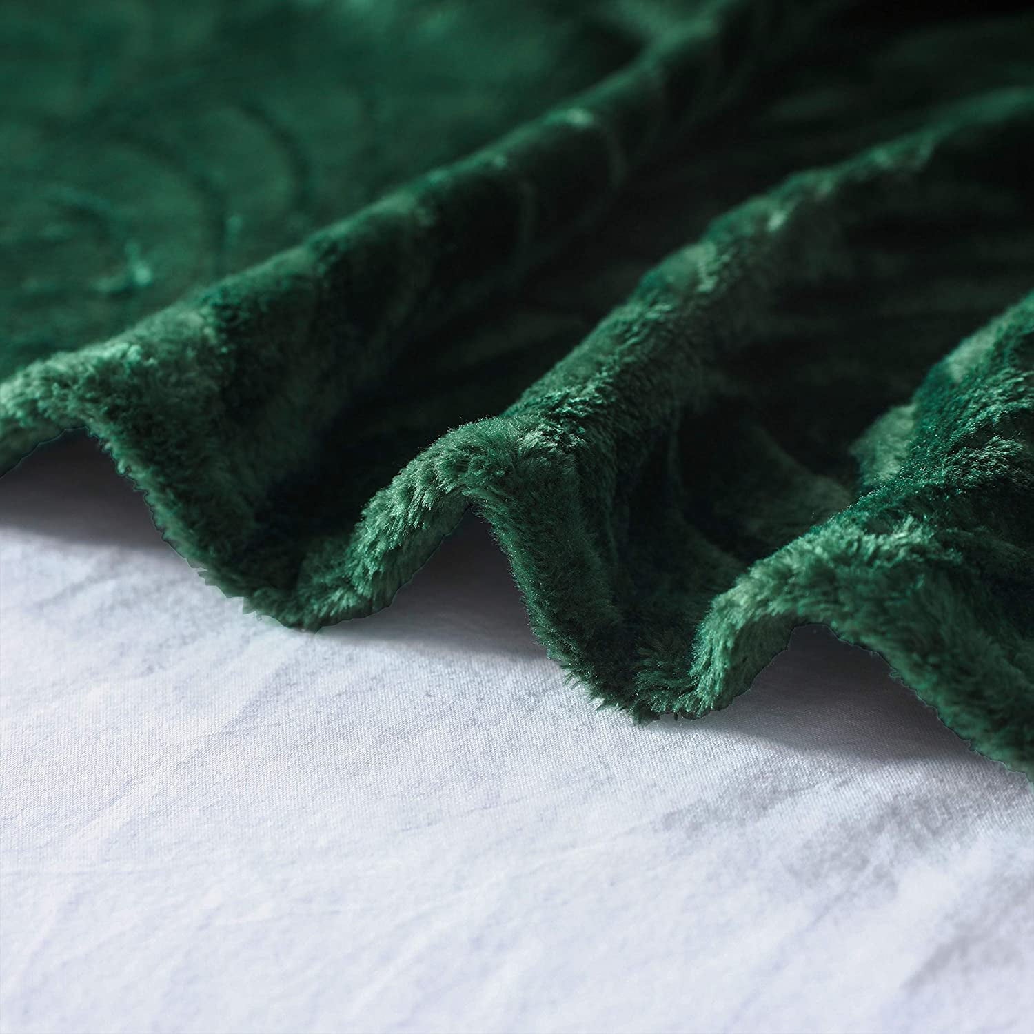 Reversible Sherpa Fleece Throw Blanket for Couch, Soft Fluffy Sofa Bed Blanket with Vintage Pattern for All Season, Warm and Lightweigh... - Cozy Fleece Throw Blanket for Couch & Bed Detail