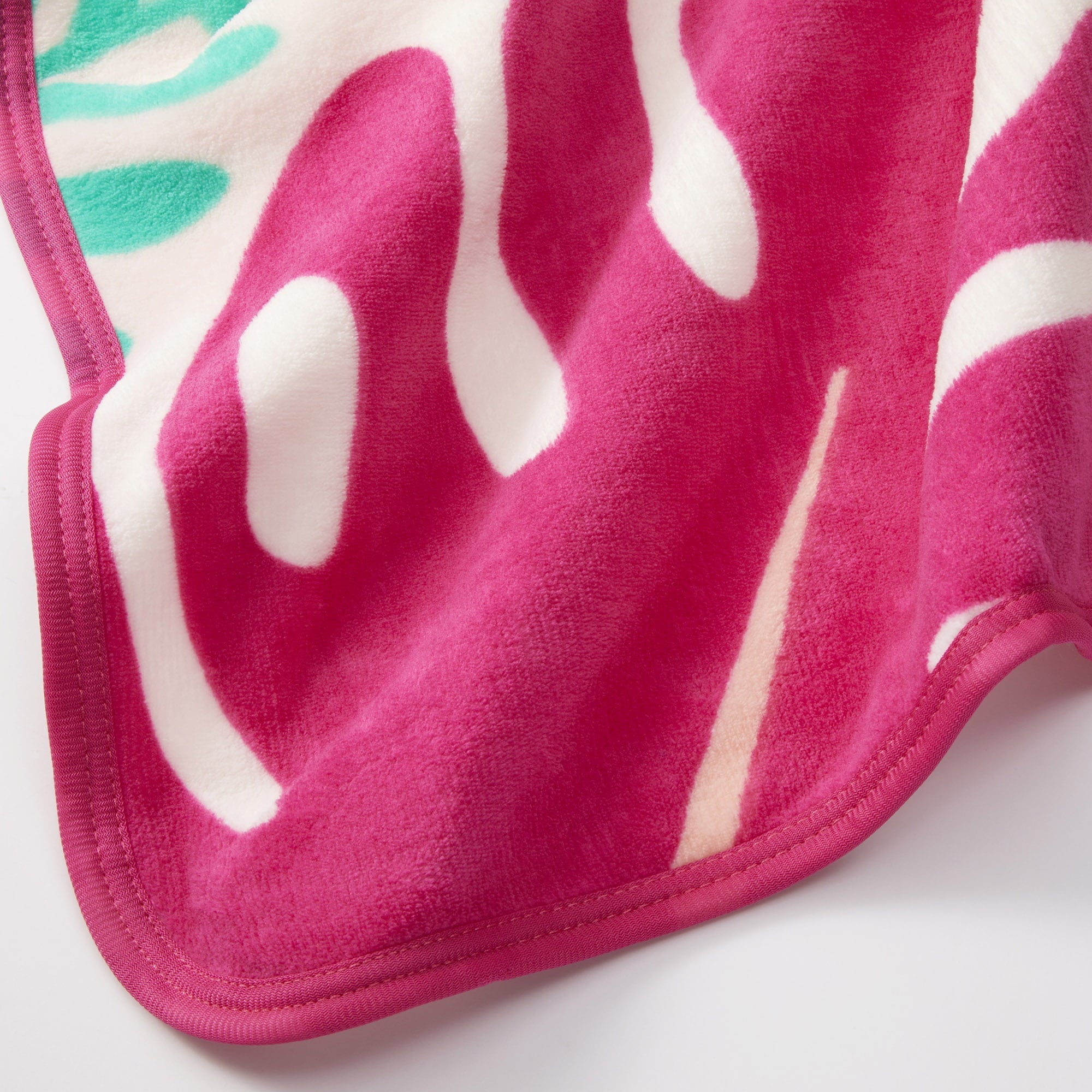 Lightweight Warm Kids Pink White Print Fleece Throw Blanket, 46 x 60 - Super Soft Reversible Sherpa Flannel Blanket Detail