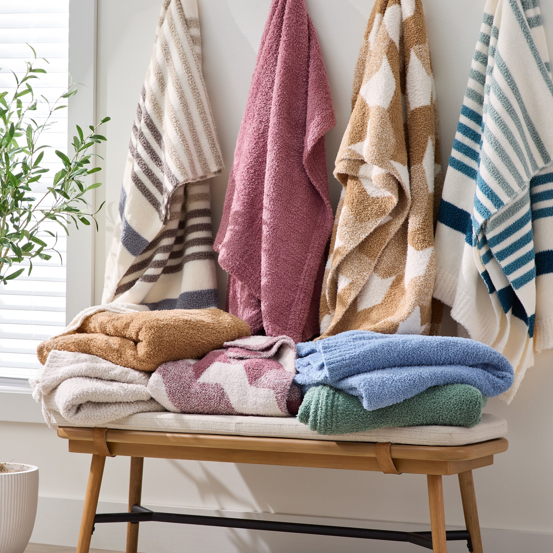 Cozy Fleece Beige Cozy Knit Throw, 50" x 72" - Cozy Fleece Throw Blanket for Couch & Bed Detail