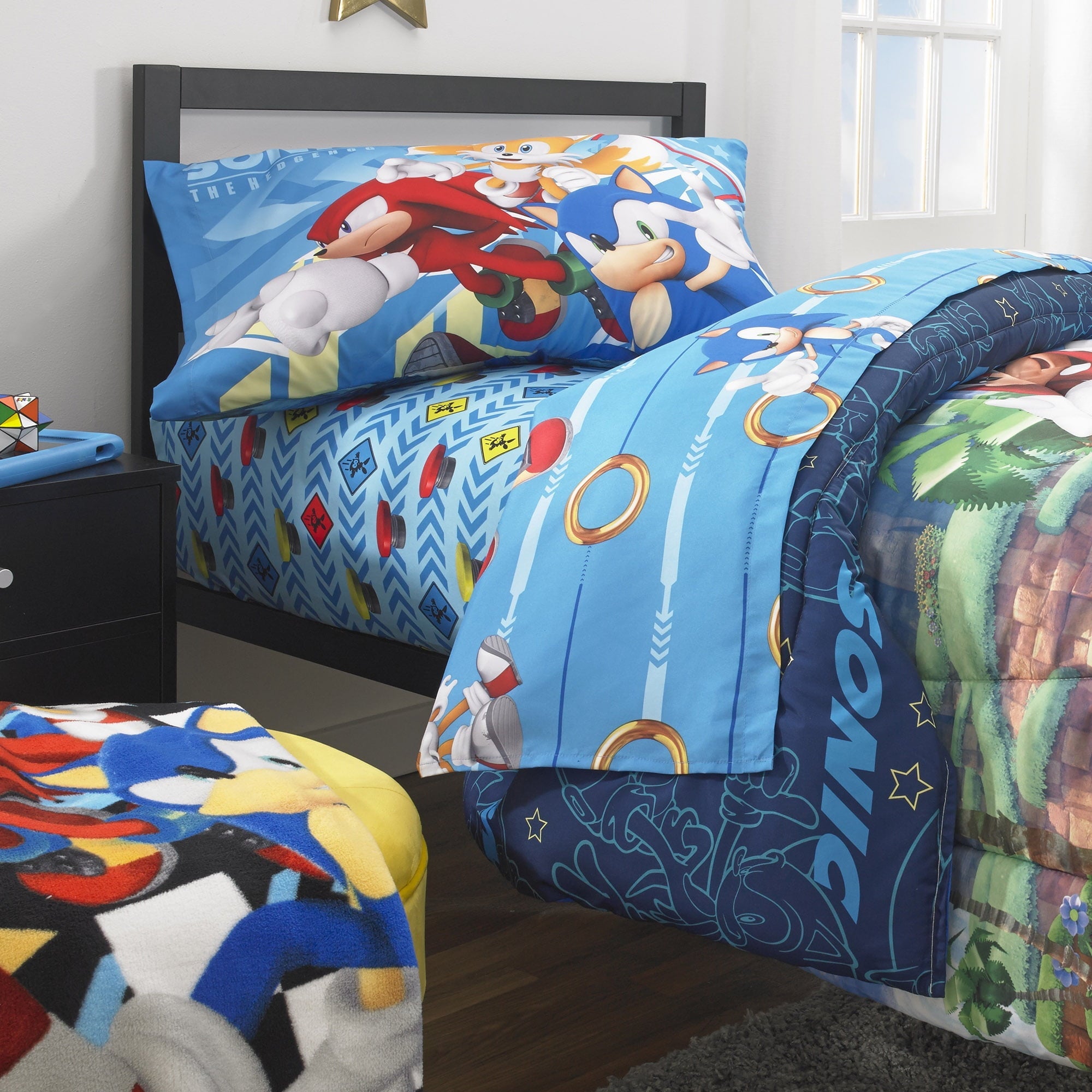 Hypoallergenic Cloud Sonic the Hedgehog Kids 2 Piece Blue Green Reversible Comforter and Pillowcase set, Twin/full - Cloud-Like Soft Lightweight Bed Comforter Detail