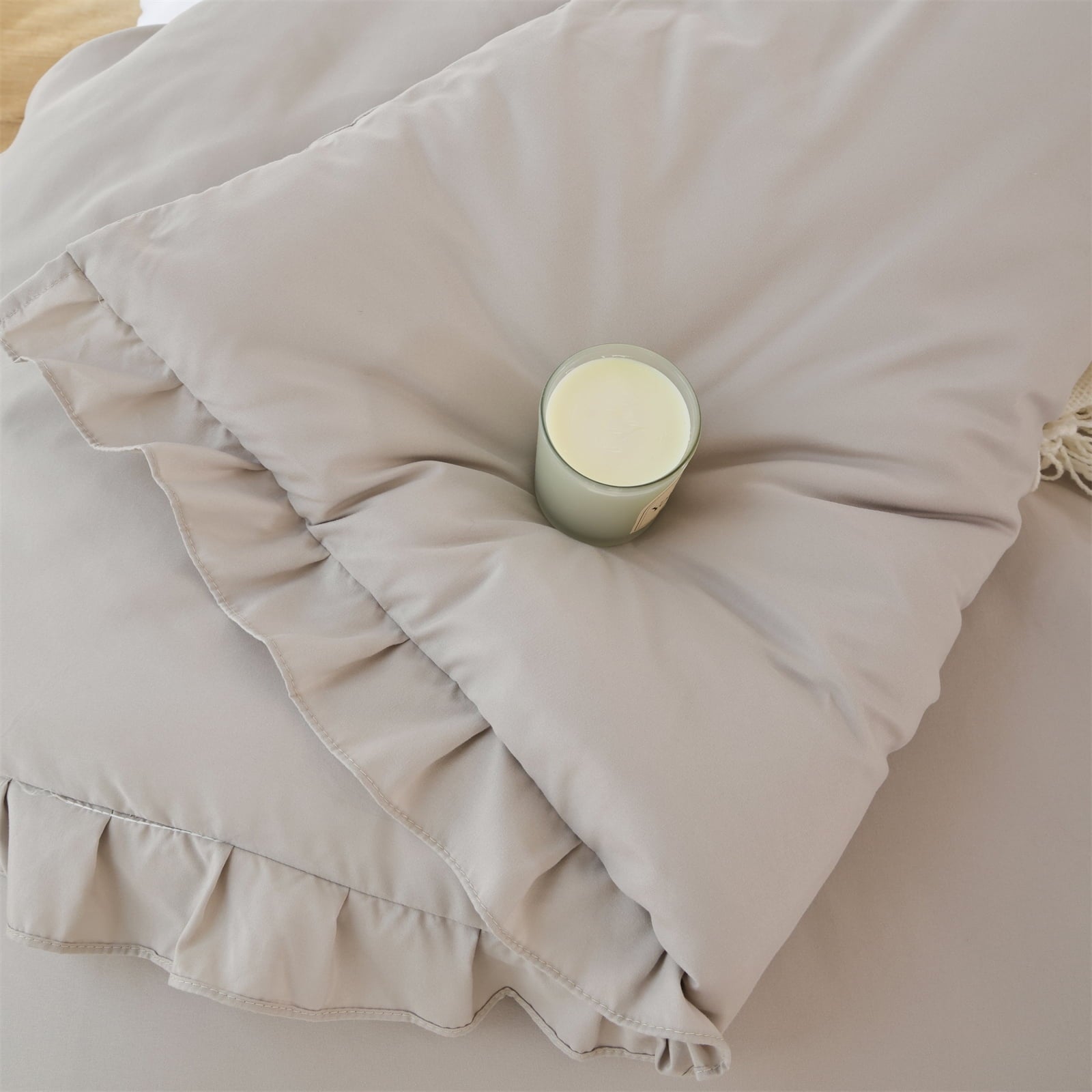 Hypoallergenic Cloud Queen Comforter Set For Adult, 3 Piece Ruffle Oatmeal Comforter Sets All Season - Hypoallergenic Ultra-Fluffy Quilt for Winter Detail