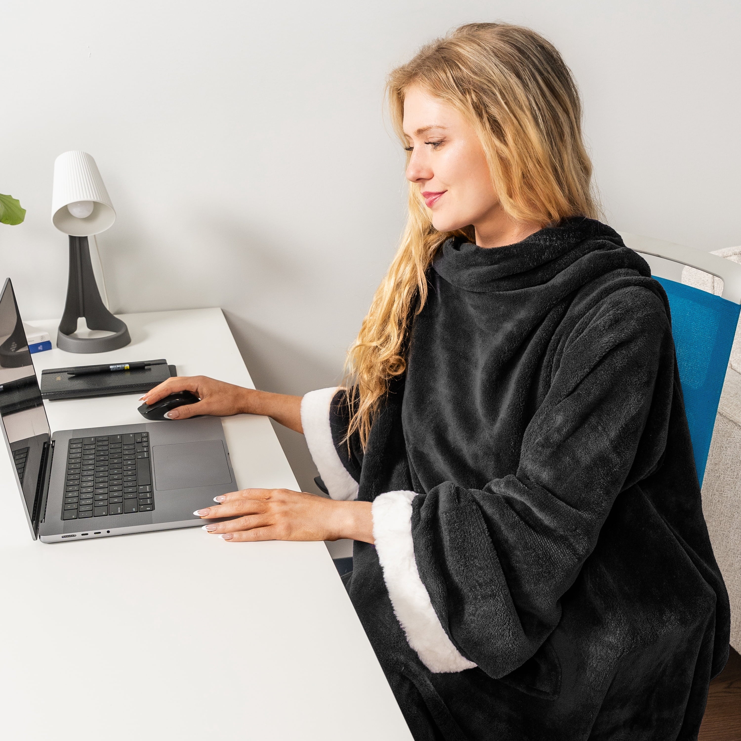 Lightweight Warm Fleece Blanket with Sleeves for Women Men Adults, Wearable Blanket Warm Soft Plush, Snuggle Pocket Sleeved TV Throw W... - Lightweight Plush Warm Blanket for All Seasons Detail