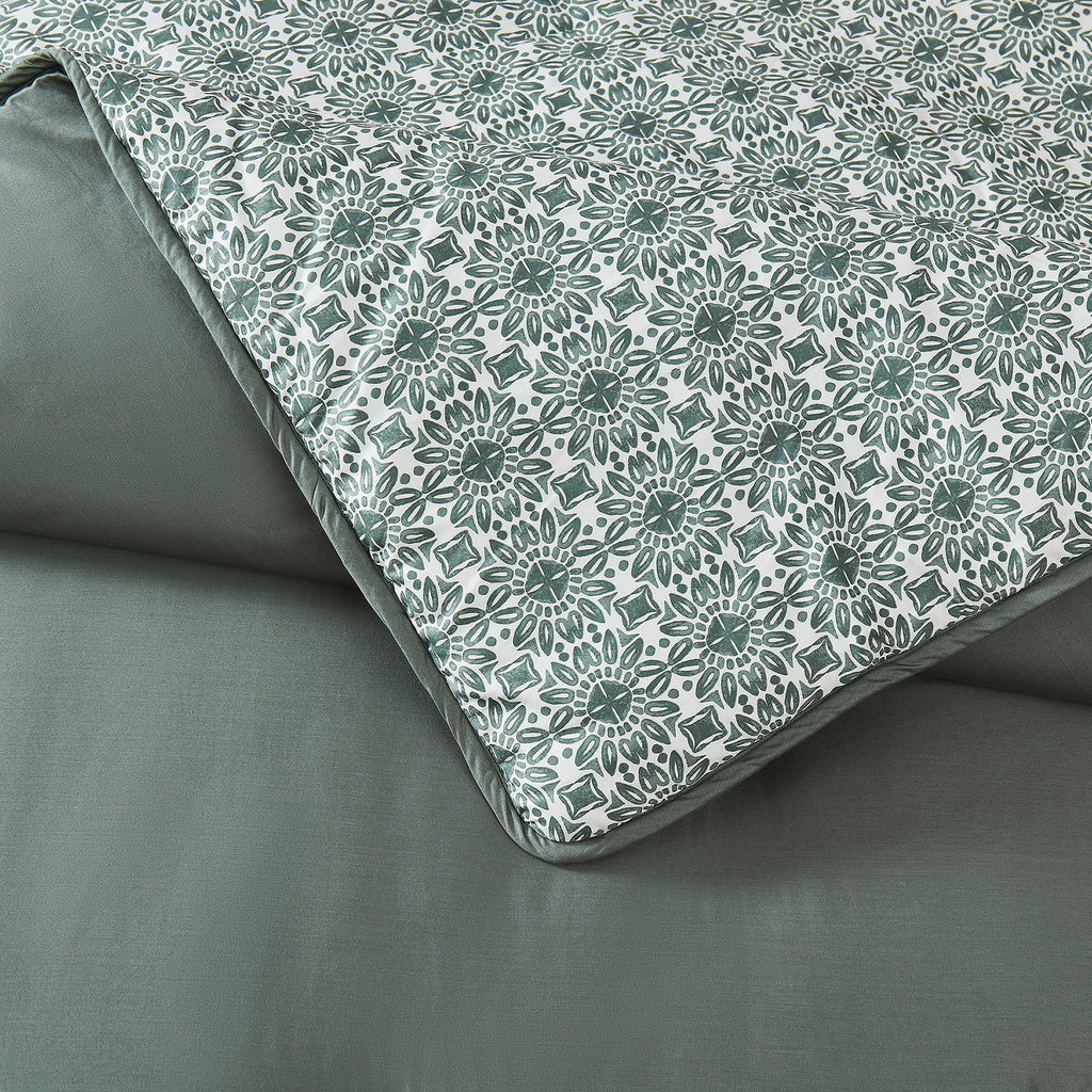 Luxurious Quilted 3-Piece 400 Thread Count Flag Stone Green Cotton Lyocell Blend Comforter Set, Adult King - Cloud-Like Soft Lightweight Bed Comforter Detail