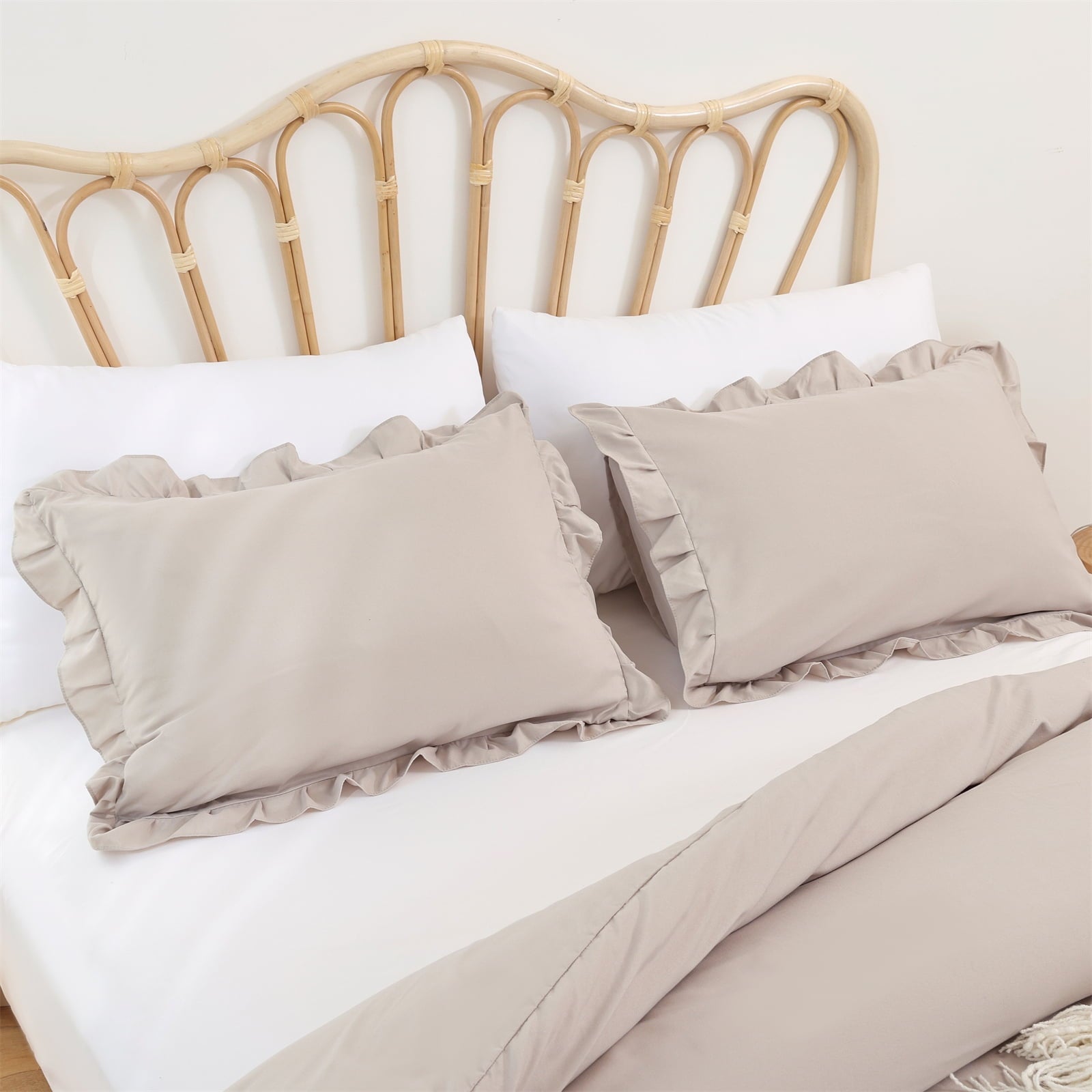 Hypoallergenic Cloud Queen Comforter Set For Adult, 3 Piece Ruffle Oatmeal Comforter Sets All Season - Hypoallergenic Ultra-Fluffy Quilt for Winter Detail