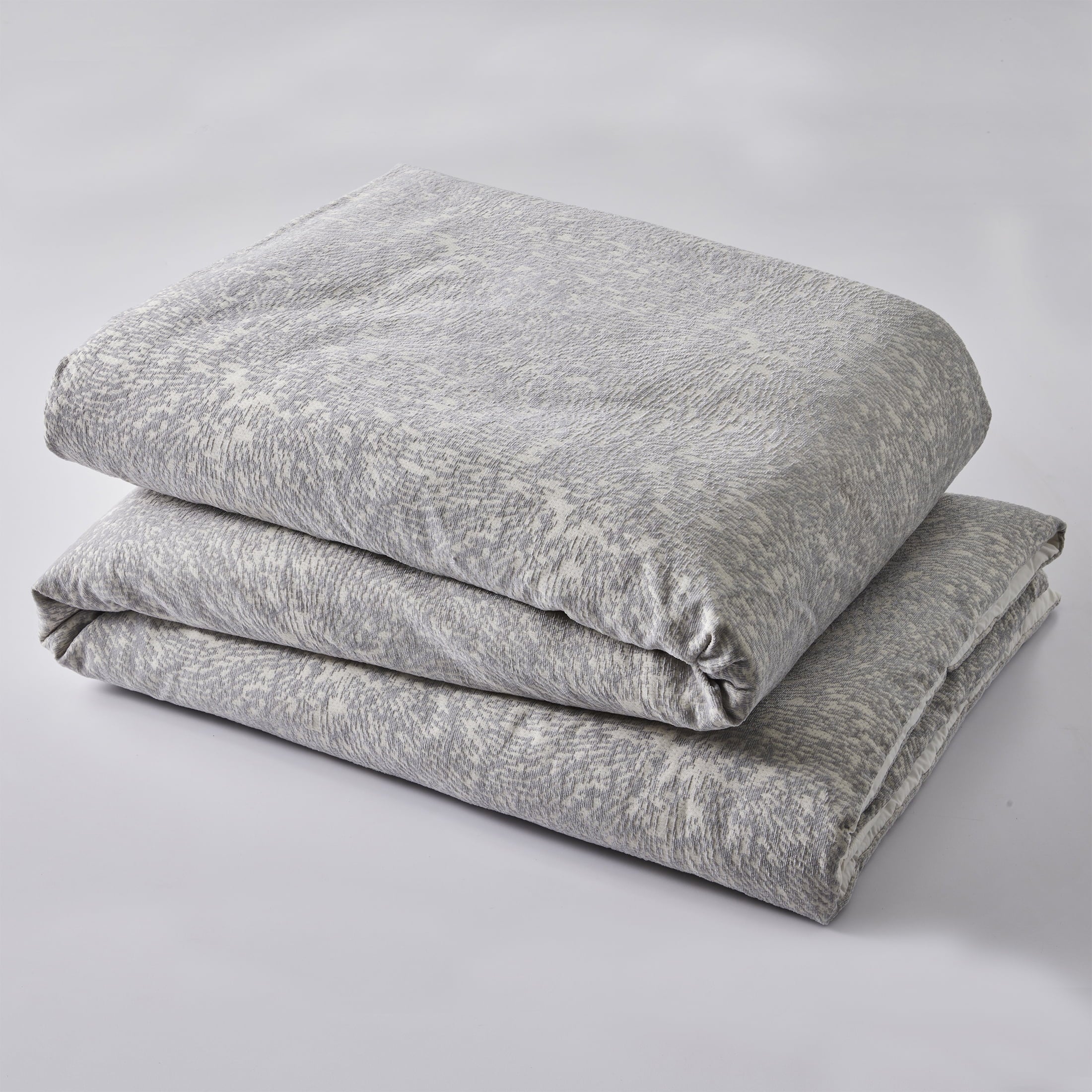 Fluffy Down Alternative Better Homes & Garden Grey Chenille 3-Piece Comforter Set, Full/Queen, All Ages - All-Season Down Alternative Comforter Insert Detail