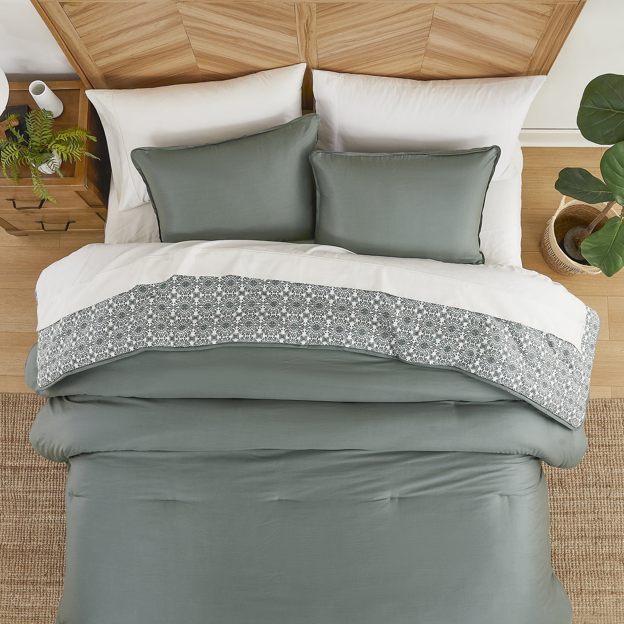 Luxurious Quilted 3-Piece 400 Thread Count Flag Stone Green Cotton Lyocell Blend Comforter Set, Adult King - Cloud-Like Soft Lightweight Bed Comforter Detail