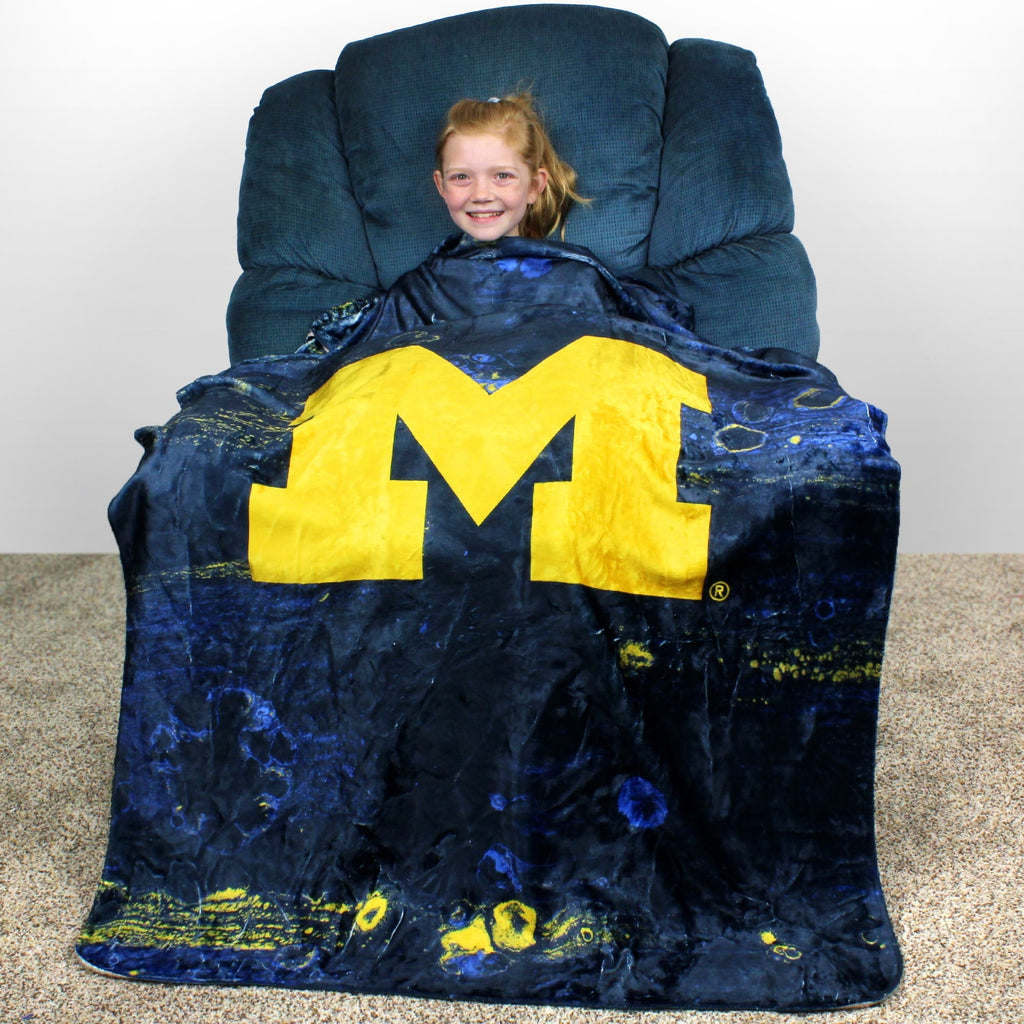 Super Soft Flannel Michigan Wolverines Sublimated Soft Throw Blanket, 42" x 60" - Super Soft Reversible Sherpa Flannel Blanket Detail