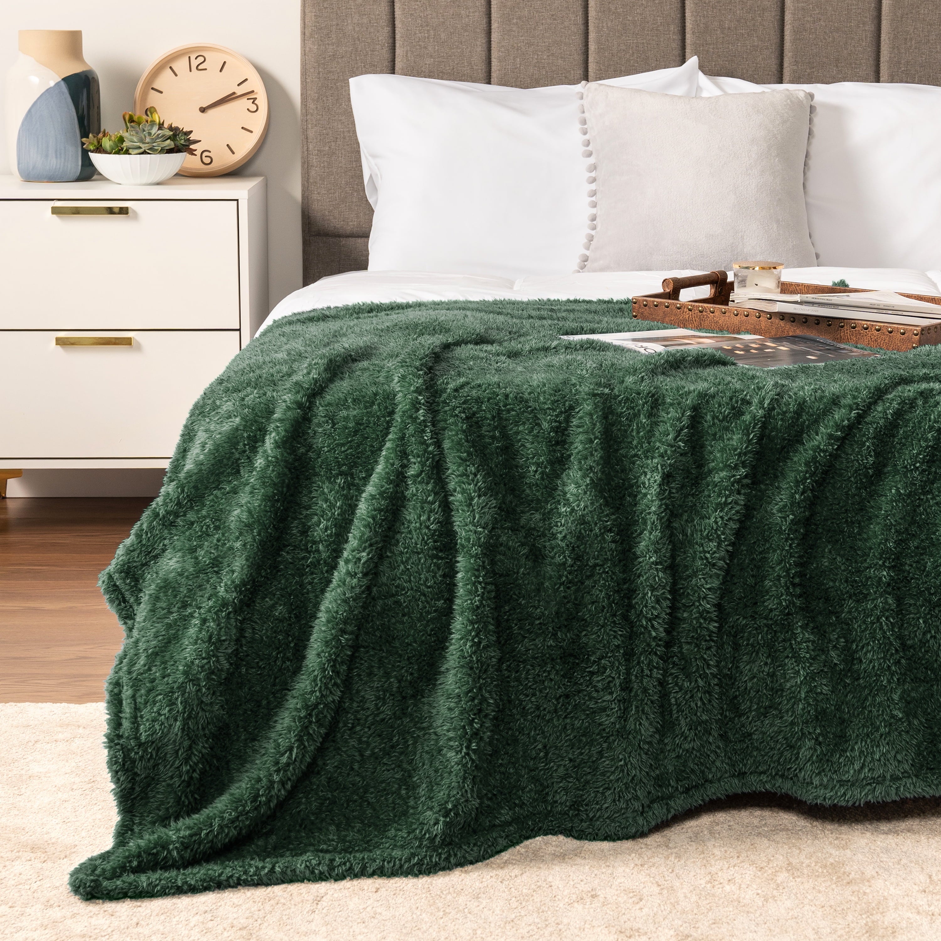 Reversible Sherpa Sherpa Throw Blanket For Couch Sofa, Emerald Green Fluffy Warm Plush Blanket for Bed, Cozy Super Soft Lightweight Thr... - Cozy Fleece Throw Blanket for Couch & Bed Detail