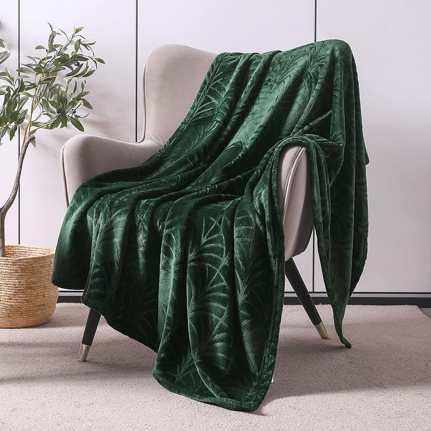 Reversible Sherpa Fleece Throw Blanket for Couch, Soft Fluffy Sofa Bed Blanket with Vintage Pattern for All Season, Warm and Lightweigh... - Cozy Fleece Throw Blanket for Couch & Bed Detail