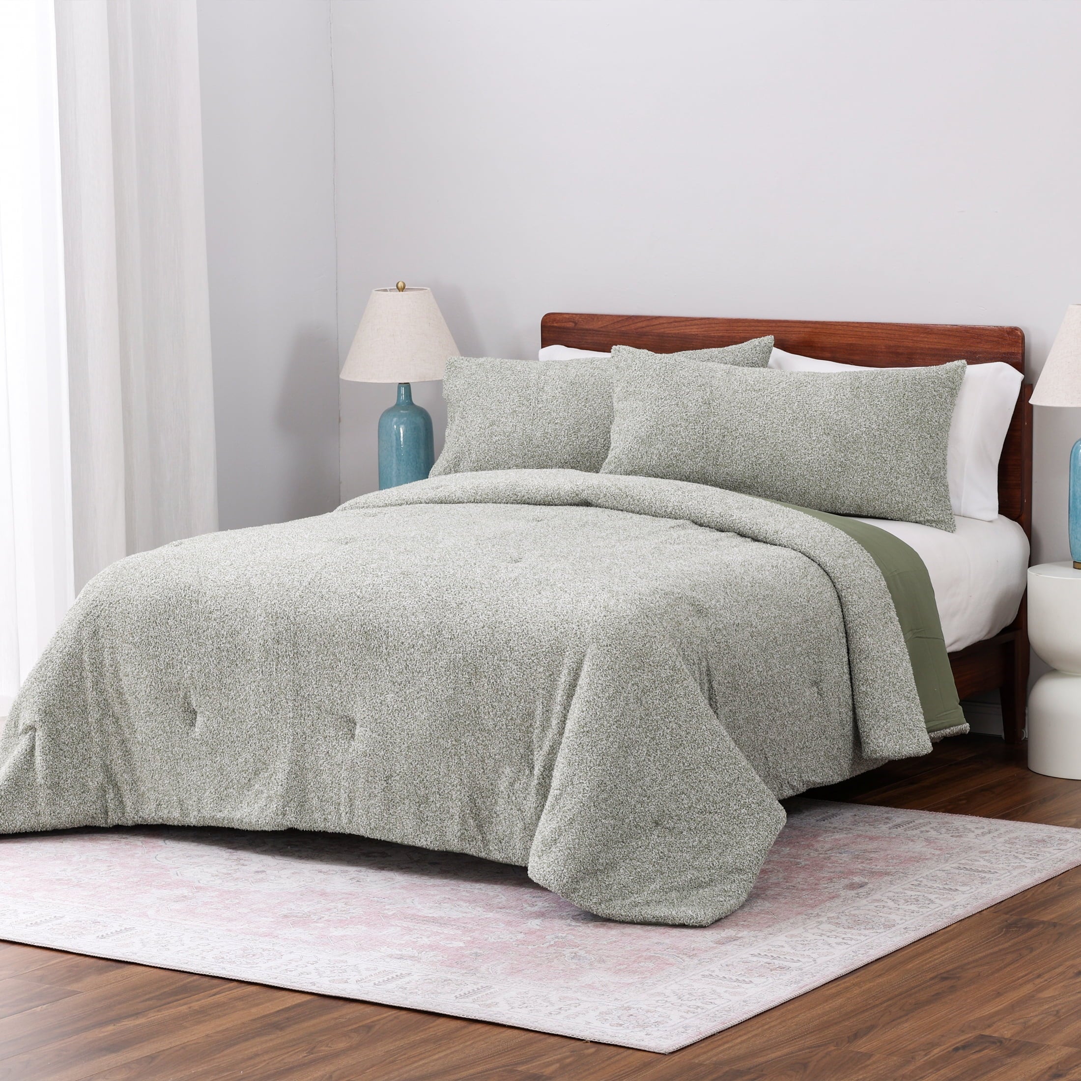 Fluffy Down Alternative King, Comforter Set with Shams - Soft and Cozy, Green - Cloud-Like Soft Lightweight Bed Comforter Detail