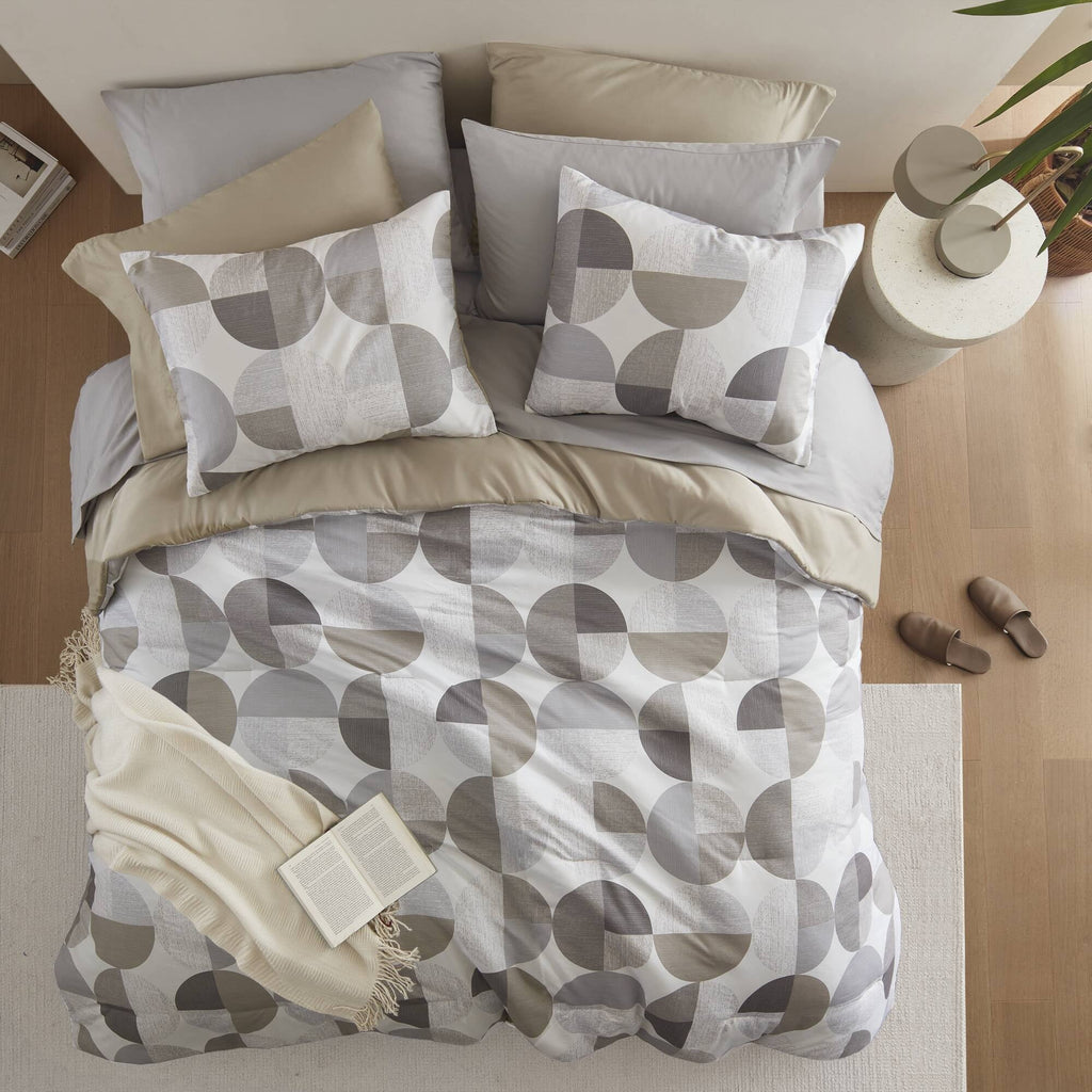 Luxurious Quilted Full/Queen Size Comforter Set, Tan/Gray Bedding Set for All Seasons, 3-Piece Round Geometric Print Bedding Comforter Set - All-Season Down Alternative Comforter Insert Detail