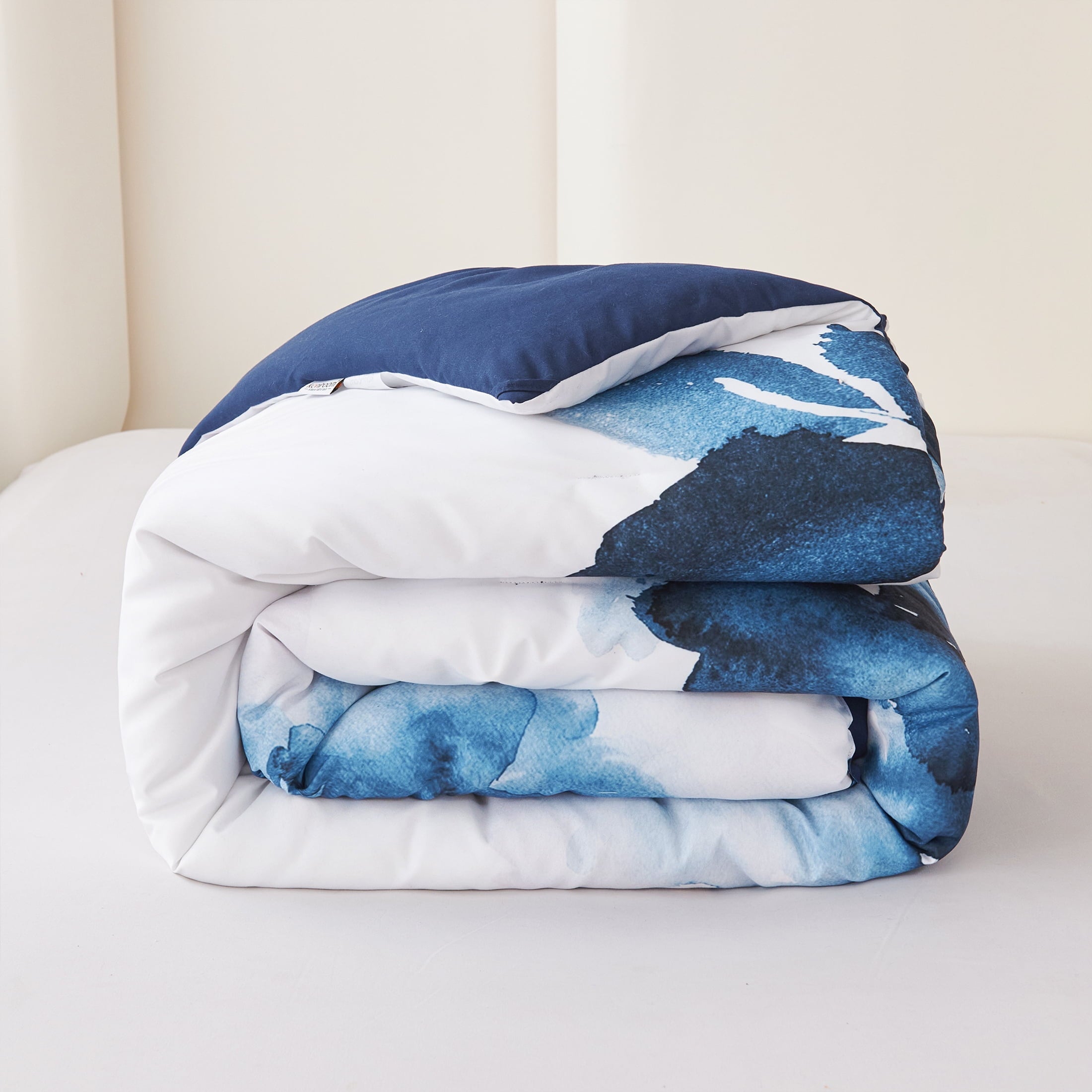 Hypoallergenic Cloud 3 Pieces Blue and White Floral Comforter Set King Size, Flower Bedding with Watercolor Flowers Pattern for Women, Rev... - Cloud-Like Soft Lightweight Bed Comforter Detail