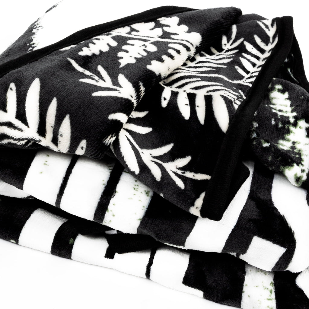 Cozy Fleece Black and White Polyester Throw Blanket, 50" X 60" - Super Soft Reversible Sherpa Flannel Blanket Detail
