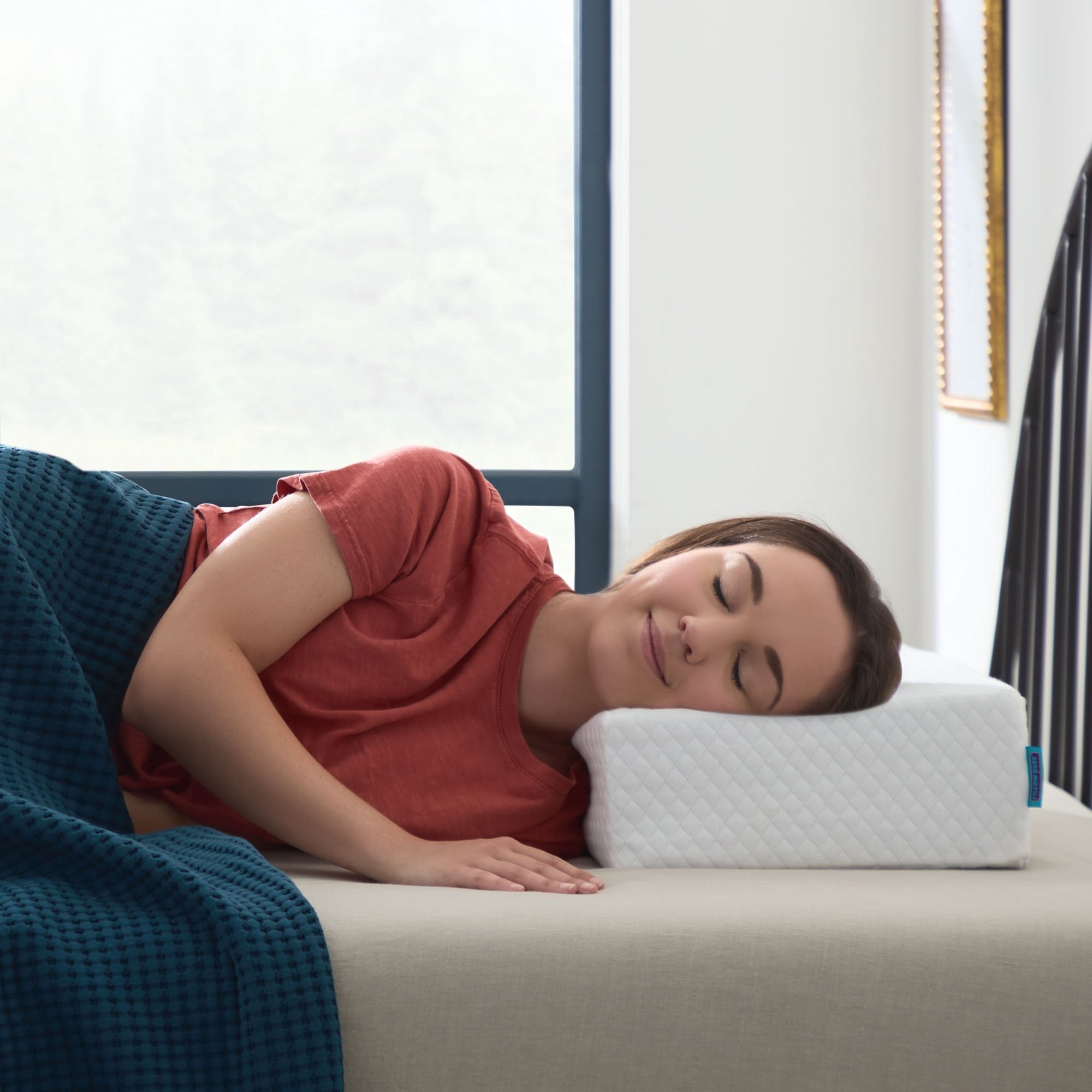 Hotel Collection Standard Pillow for Side Sleepers, Cooling Technology and Removable Cover - Hotel Quality Plush Sleeping Pillows Detail