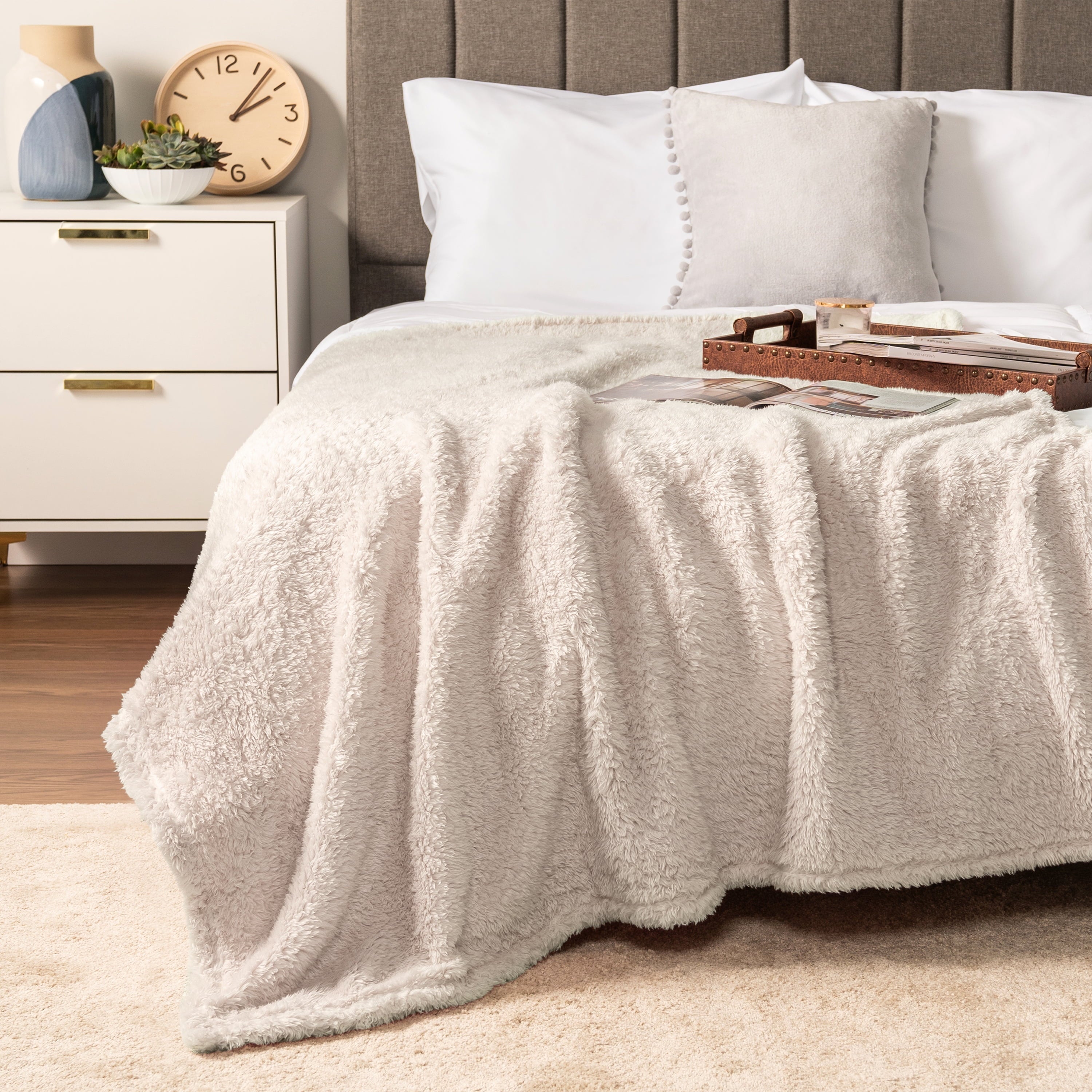 Lightweight Warm Sherpa Throw Blanket For Couch Sofa, Cream Beige Fluffy Warm Plush Blanket for Bed, Cozy Super Soft Lightweight Throw... - Super Soft Reversible Sherpa Flannel Blanket Detail