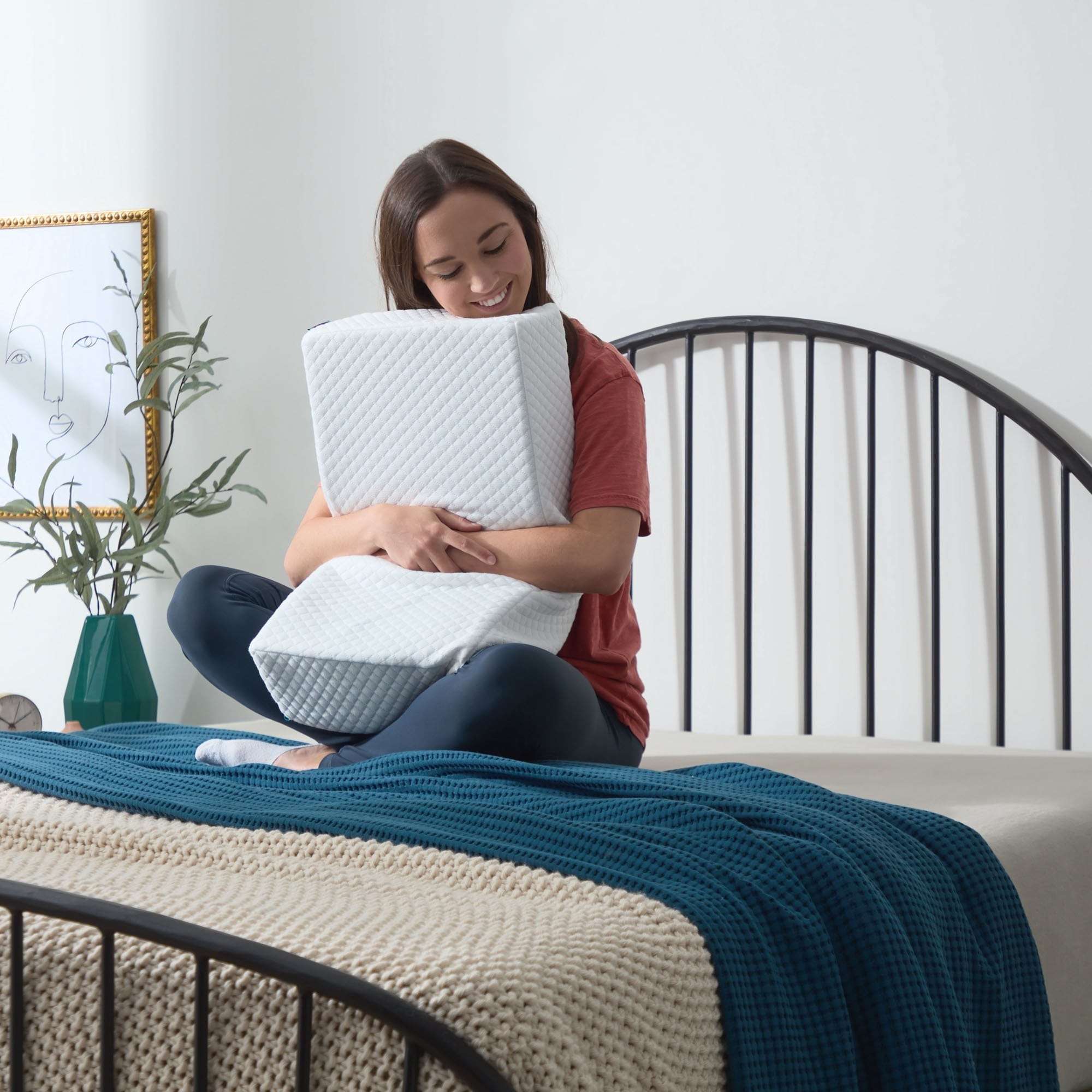 Hotel Collection Standard Pillow for Side Sleepers, Cooling Technology and Removable Cover - Hotel Quality Plush Sleeping Pillows Detail