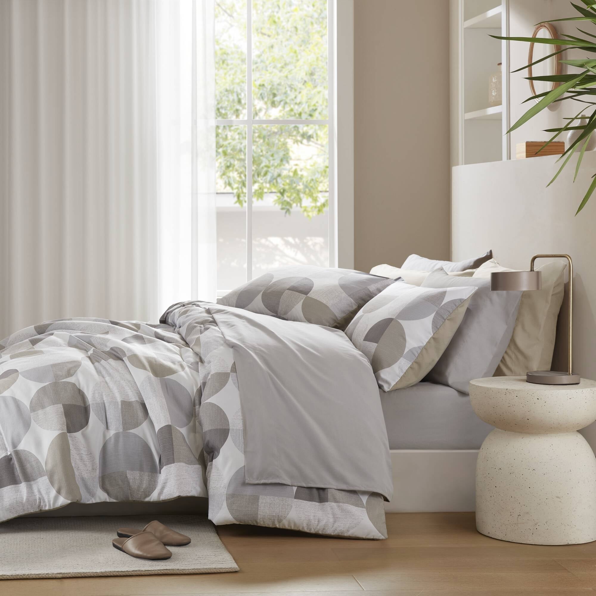 Luxurious Quilted Full/Queen Size Comforter Set, Tan/Gray Bedding Set for All Seasons, 3-Piece Round Geometric Print Bedding Comforter Set - All-Season Down Alternative Comforter Insert Detail