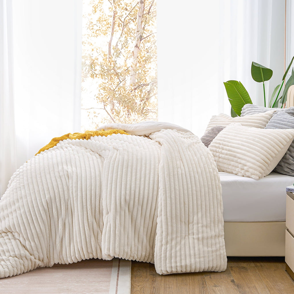 Hypoallergenic Cloud Fleece Queen Comforter Set -Super Soft & Warm Fluffy White Bedding, Luxury Fuzzy Heavy Bed Set for Winter with 2 Pill... - Luxurious Quilted Duvet Cover Set Detail