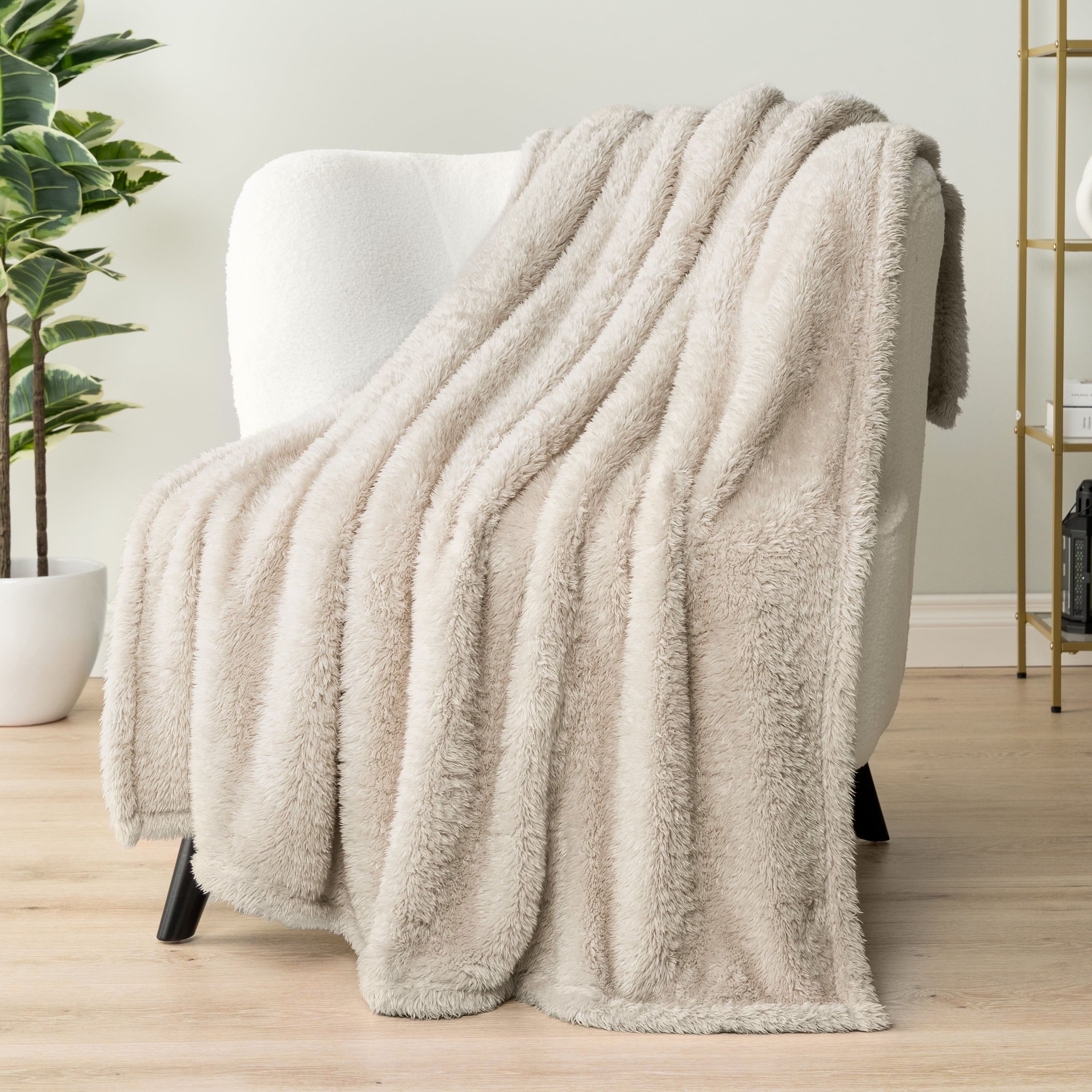 Lightweight Warm Sherpa Throw Blanket For Couch Sofa, Cream Beige Fluffy Warm Plush Blanket for Bed, Cozy Super Soft Lightweight Throw... - Super Soft Reversible Sherpa Flannel Blanket Detail