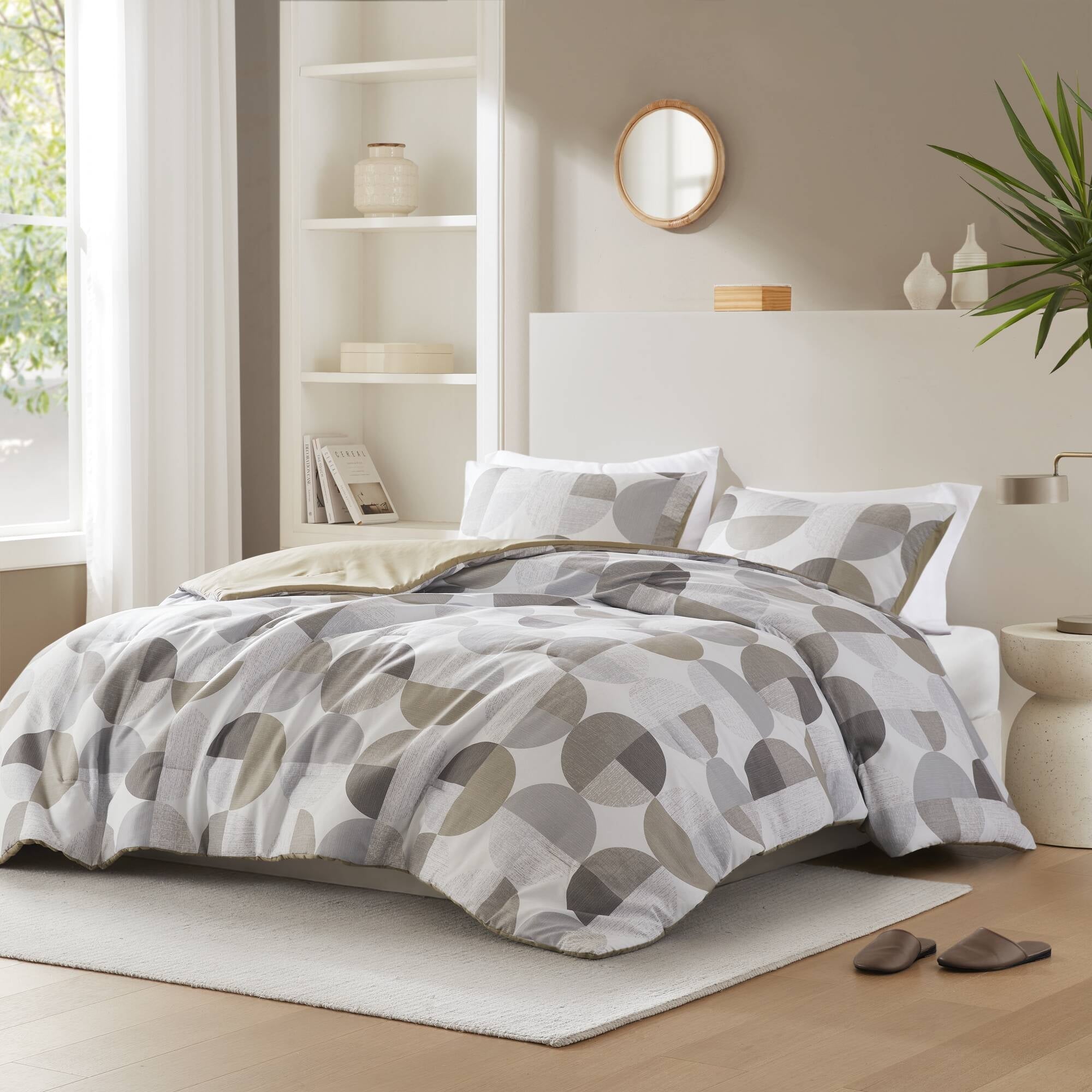 Luxurious Quilted Full/Queen Size Comforter Set, Tan/Gray Bedding Set for All Seasons, 3-Piece Round Geometric Print Bedding Comforter Set - All-Season Down Alternative Comforter Insert Detail