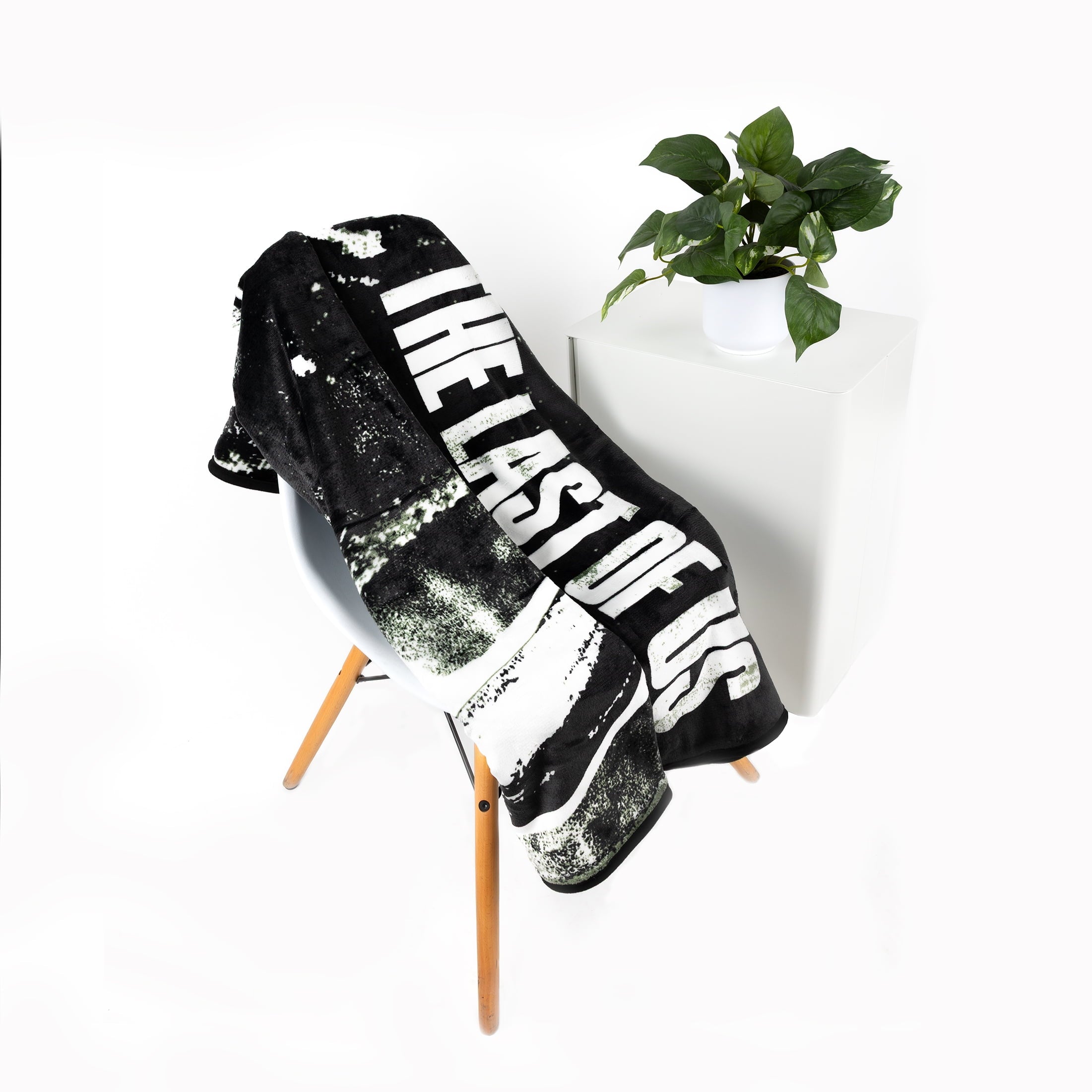 Cozy Fleece Black and White Polyester Throw Blanket, 50" X 60" - Super Soft Reversible Sherpa Flannel Blanket Detail